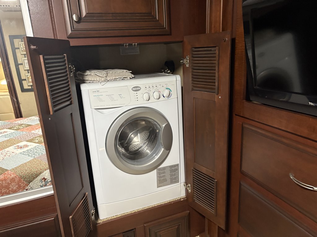 2011 Freightliner Xc Raised Rail Rear Engine Motor Home Chassis - $89,000